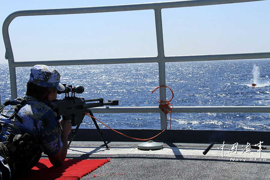 The 14th escort taskforce under the Navy of the Chinese People's Liberation Army (PLA) organizes its marines to conduct a precision shooting training with the new type sniper rifles on March 24, 2013. (navy.81.cn/Yang Qinghai, Li Ding)