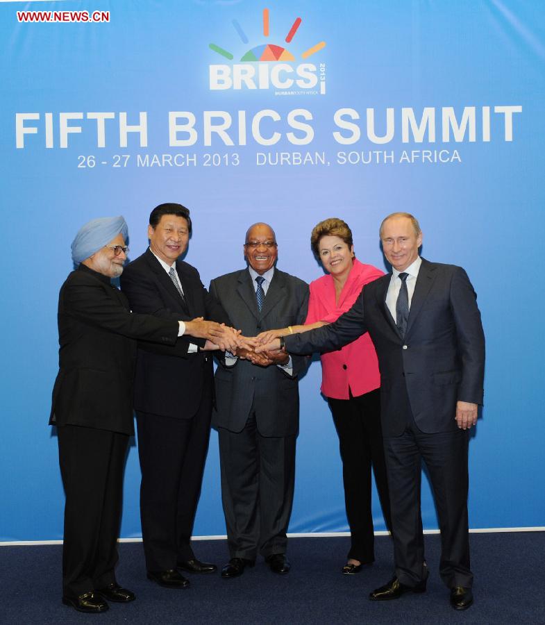 Chinese President Xi Jinping (2nd L) poses for a group photo with Indian Prime Minister Manmohan Singh (1st L), South African President Jacob Zuma (C), Brazilian President Dilma Rousseff (2nd R) and Russian President Vladimir Putin (1st R) during the 5th BRICS Summit in Durban, South Africa, March 27, 2013. (Xinhua/Xie Huanchi) 