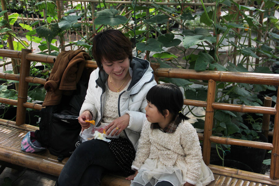 A mother and her child enjoy the World Flower Garden in Beijing on Saturday, March 23, 2013. (CRIENGLISH.com/Guo Jing)