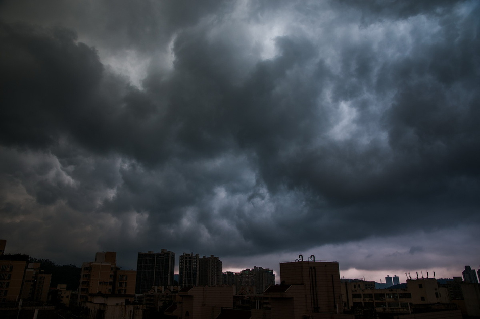 A rainstorm hits Shenzhen, south China's Guangdong province, on the morning of March 28, 2013. The city is enveloped by the dark clouds. (Photo/Imagine China)