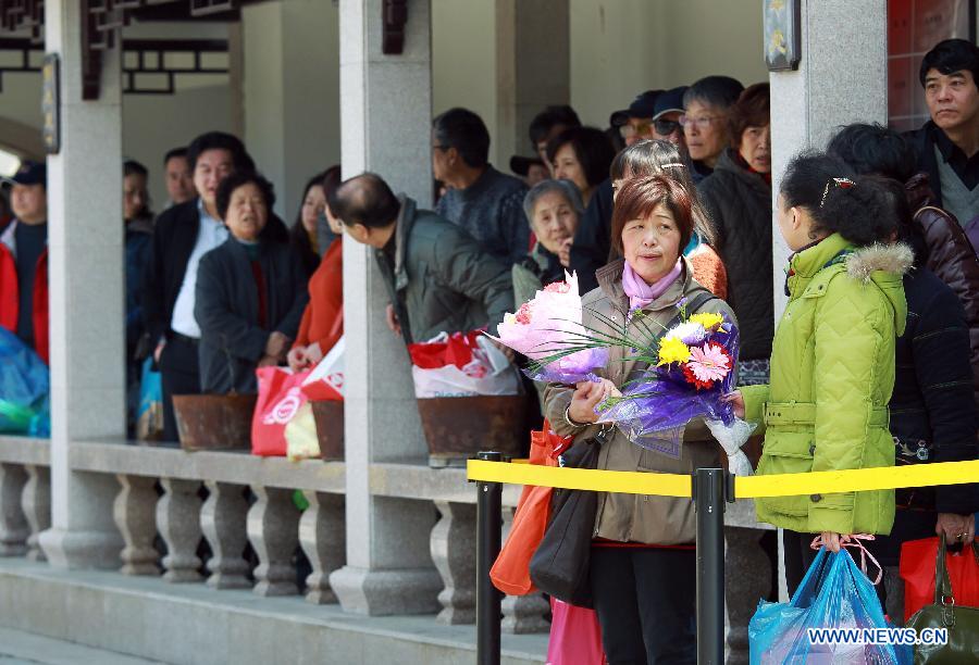 Local citizens wait to pay homage to the deceased at Binhaiguyuan cemetery in east China's Shanghai Municipality, March 28, 2013. As the Chinese traditional Qingming Festival, or Tomb-sweeping Day, which falls on April 4 this year, is drawing near, cemetries in Shanghai began to experience a pre-festival peak. (Xinhua/Ding Ting) 