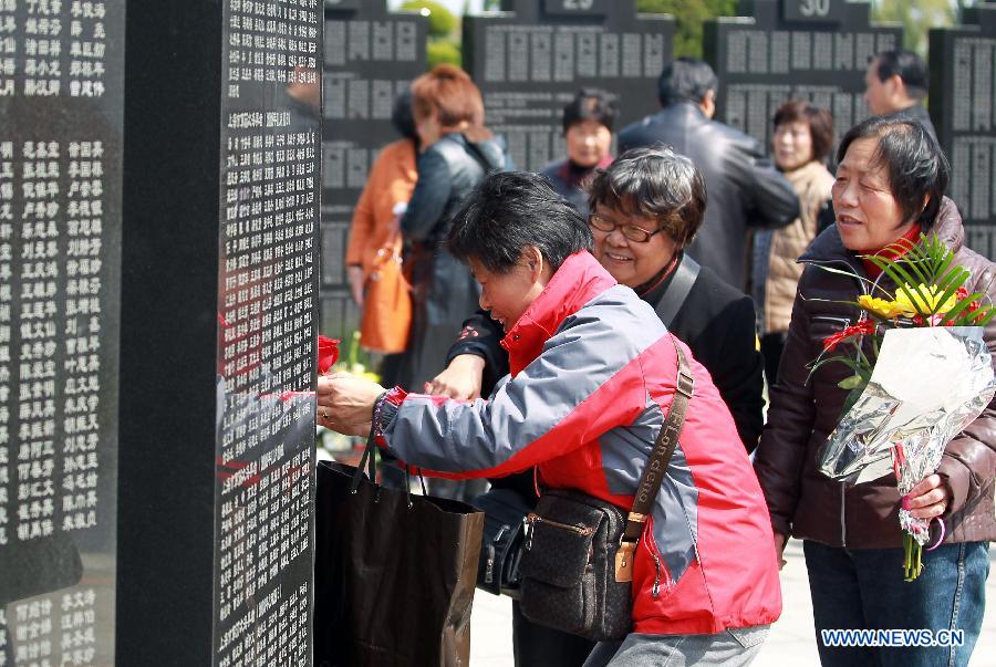 Local citizens put flowers to pay homage to their lost loved ones at the Binhaiguyuan cemetery in east China's Shanghai Municipality, March 28, 2013. As the Chinese traditional Qingming Festival, or Tomb-sweeping Day, which falls on April 4 this year, is drawing near, cemetries in Shanghai began to experience a pre-festival peak. (Xinhua/Ding Ting) 