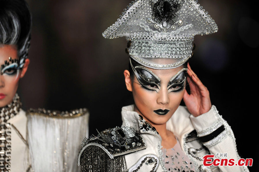 A model wears charming eye make-up in the China International Fashion Week in Beijing, capital of China, March 27, 2013. (Chinanews.com/Jin Shuo)