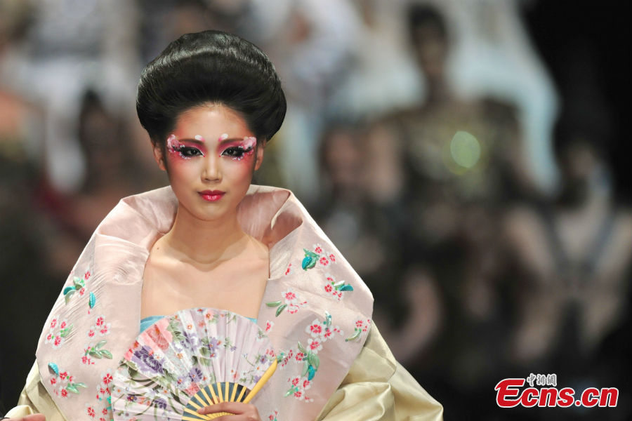 A model wears charming eye make-up in the China International Fashion Week in Beijing, capital of China, March 27, 2013. (Chinanews.com/Jin Shuo)