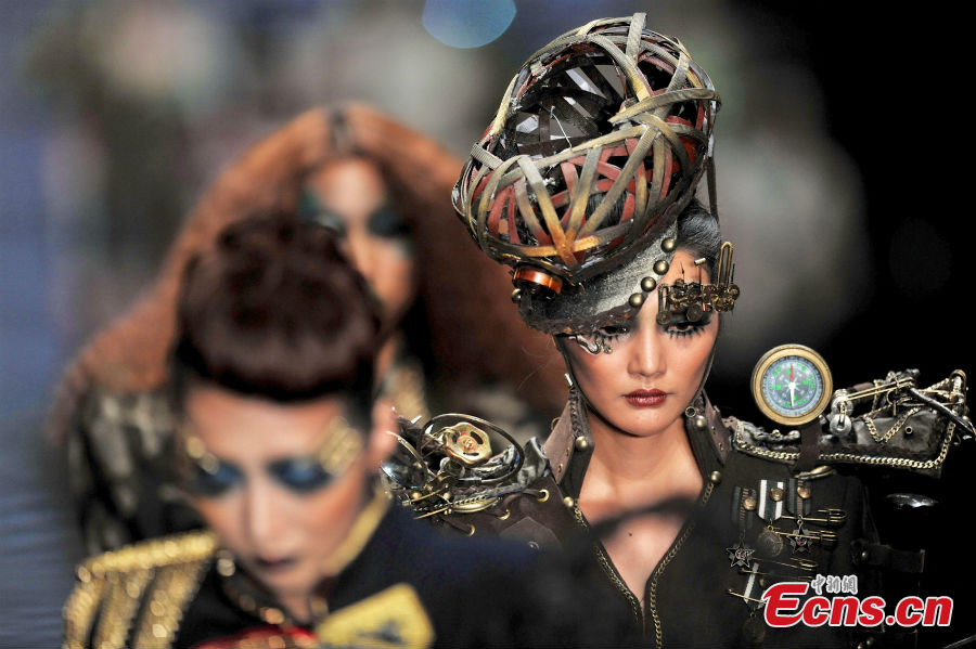 A model wears charming eye make-up in the China International Fashion Week in Beijing, capital of China, March 27, 2013. (Chinanews.com/Jin Shuo)