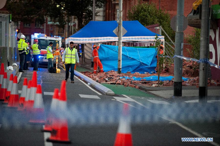 Rescuers work at the site of the collapsed wall in Melbourne, Australia, March 28, 2013. A wall at Swanston street collapsed, causing 2 people dead and another person injured.(Xinhua/Bai Xue) 