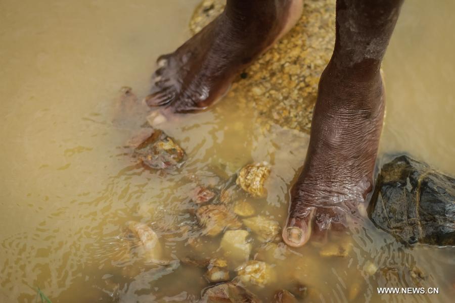 A woman works searching for gold at the municipality of Suarez, in Cauca, Colombia, on March 27, 2013. Suarez is known for its gold deposits and mines. Around 80 percent of its population works searching for gold, despite the ongoing dispute with multinational companies and groups operating outside the law. (Xinhua/Jhon Paz) 