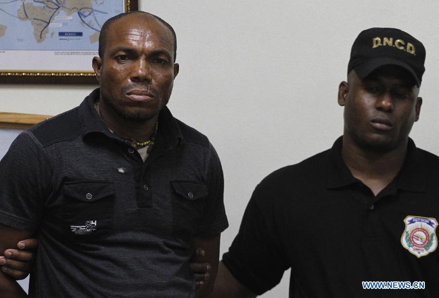 Colombian Andres Ramirez Quiroz (L) is presented to media representatives at the Drug Control National Direction headquarters in Santo Domingo city, Dominican Republic, on March 27, 2013. During the detention of alleged drug dealer, Andrez Ramirez, about 1,900 kilograms of cocaine were seized on board a boat at Saona's Island, 128 kilometers east from Santo Domingo. Four South Americans were traveling along with Ramirez. Two of them escaped while the others were detained, according to local press. (Xinhua/Roberto Guzman) 