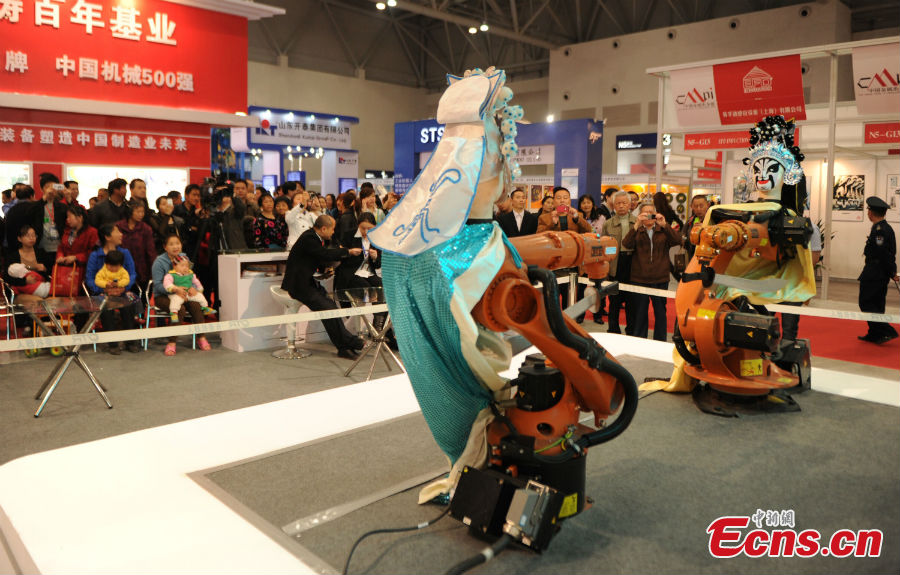 Robots clad in Peking Opera costumes display their technical ability at the13th China Metal and Metallurgy Exhibition in Chongqing, March 28, 2013. (CNS/Chen Chao)