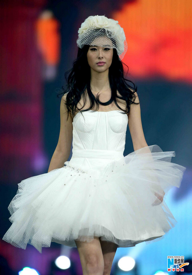 Chinese auto show model Zhai Ling, widely known as Shou Shou, presents the fashionable shoes from the G VILL Mark Cheung Shoes Collection during China Fashion Week in Beijing, capital of China, March 25, 2013. (Xinhua)