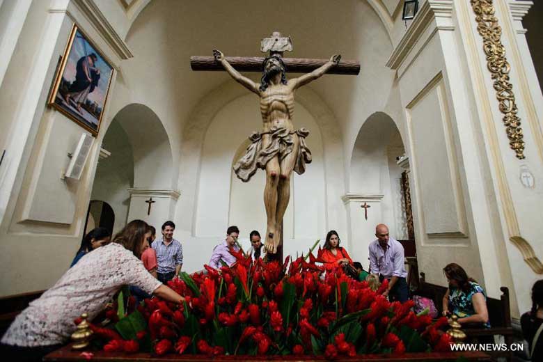 A resident decoretes an image that will be used in a night procession to commemorate Holy Thursday in the Holy Week at San Francisco church in Popayan, Colombia, on March 28, 2013. [Photo:Xinhua/Jhon Paz]