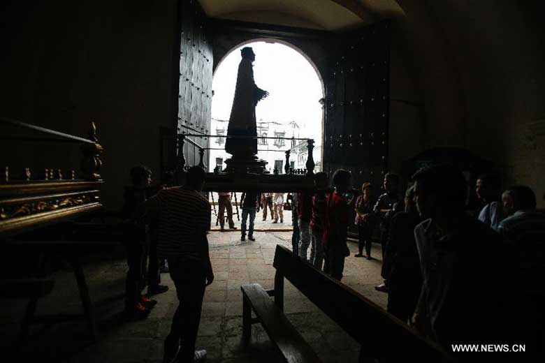 Residents decorete an image that will be used in a night procession to commemorate Holy Thursday in the Holy Week at San Francisco church in Popayan, Colombia, on March 28, 2013. [Photo:Xinhua/Jhon Paz]