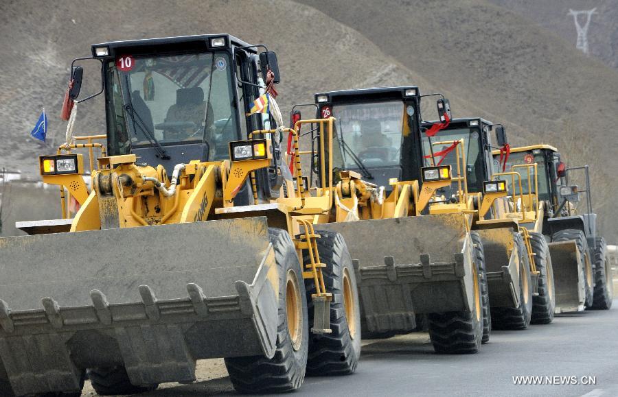 Rescue vehicles move to the site where a large-scale landslide hit a mining area in Maizhokunggar County of Lhasa, southwest China's Tibet Autonomous Region, March 29, 2013. Dozens of workers from a subsidiary of China National Gold Group Corporation were trapped. The exact number of trapped workers were not immediately known. (Xinhua/Chogo)