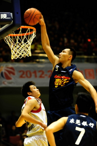 Yi Jianlian shoots during the final of CBA basketball game in Jinan, East China's Shandong province, March 29, 2013. [Wu Jun / chinadaily.com.cn]