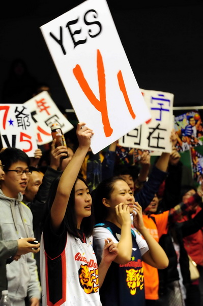 CBA fans cheer for their favorite CBA team during the finals in Jinan, East China's Shandong province, March 29, 2013. [Wu Jun / chinadaily.com.cn] 