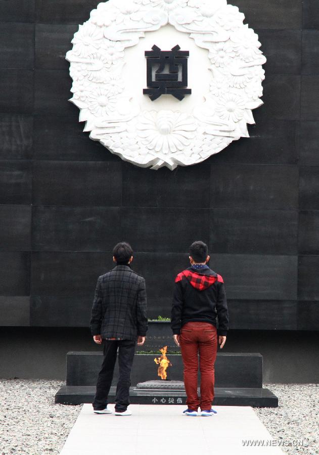 Visitors mourn the victims at the Memorial Hall of the Victims in Nanjing Massacre by Japanese Invaders in Nanjing, capital of east China's Jiangsu Province, March 30, 2013, ahead of the Qingming Festival, or Tomb Sweeping Day, which falls on April 4 this year. (Xinhua/Xu Yijia)