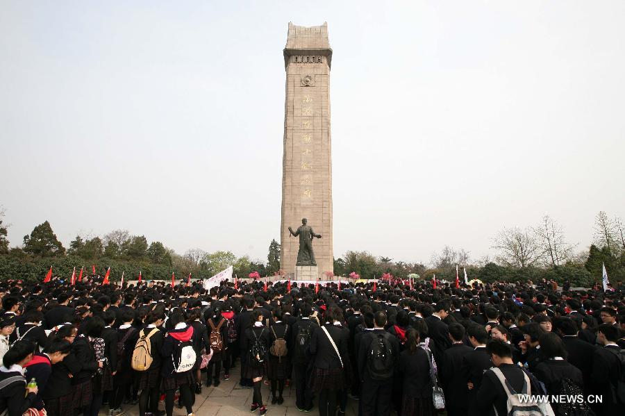 Students attend a memorial ceremony held at Yuhuatai Martyr Cemetery in Nanjing, capital of east China's Jiangsu Province, March 30, 2013. Various memorial ceremonies were held across the country to pay respect to martyrs ahead of the Qingming Festival, or Tomb Sweeping Day, which falls on April 4 this year. (Xinhua)