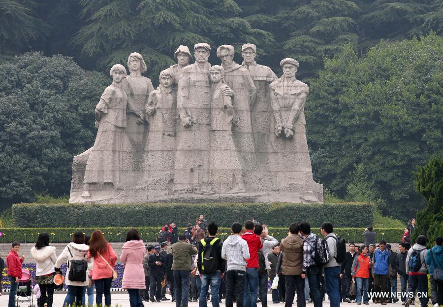 Visitors pay respect to the statues of martyrs at Yuhuatai Martyr Cemetery in Nanjing, capital of east China's Jiangsu Province, March 30, 2013. Various memorial ceremonies were held across the country to pay respect to martyrs ahead of the Qingming Festival, or Tomb Sweeping Day, which falls on April 4 this year. (Xinhua)