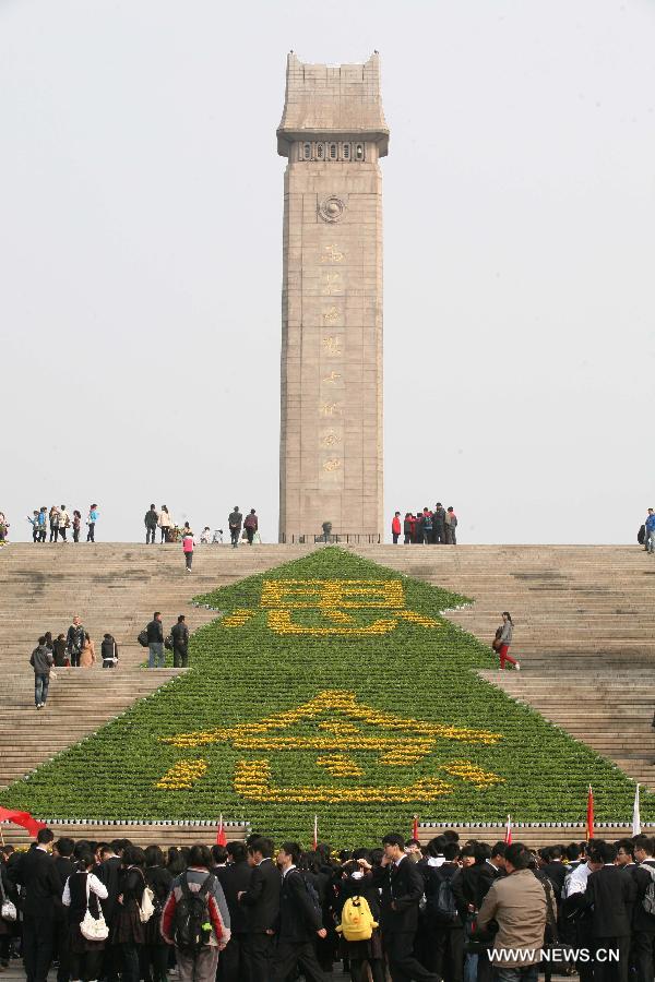 Visitors pay respect to a monument at Yuhuatai Martyr Cemetery in Nanjing, capital of east China's Jiangsu Province, March 30, 2013. Various memorial ceremonies were held across the country to pay respect to martyrs ahead of the Qingming Festival, or Tomb Sweeping Day, which falls on April 4 this year. (Xinhua)