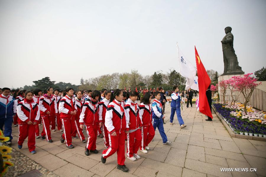 Students attend a memorial ceremony held at Yuhuatai Martyr Cemetery in Nanjing, capital of east China's Jiangsu Province, March 30, 2013. Various memorial ceremonies were held across the country to pay respect to martyrs ahead of the Qingming Festival, or Tomb Sweeping Day, which falls on April 4 this year. (Xinhua)