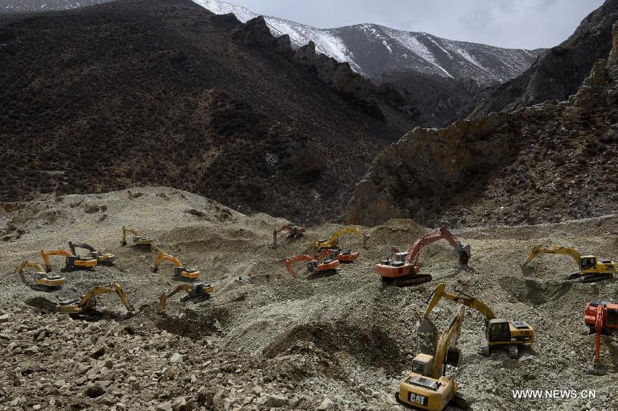 Rescue workers conduct search and rescue work at the site where a large-scale landslide hit a mining area in Maizhokunggar County of Lhasa, southwest China's Tibet Autonomous Region, March 30, 2013. Rescuers have found bodies and are still searching for survivors more than 37 hours after a massive landslide buried 83 miners at the polymetal mine in Tibet. (Xinhua/Chogo)