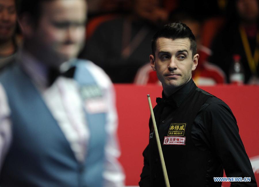 Mark Selby of England looks on during the semifinal match against compatriot Shaun Murphy at the 2013 World Snooker China Open in Beijing, China, March 30, 2013. Selby won the match 6-2. (Xinhua/Gong Lei)
