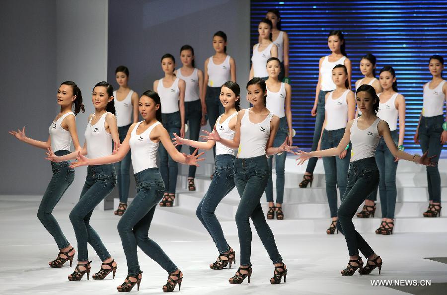 Contestants perform during the 8th China Super Model Final Contest in Beijing, capital of China, March 30, 2013. (Xinhua/Wan Xiang)