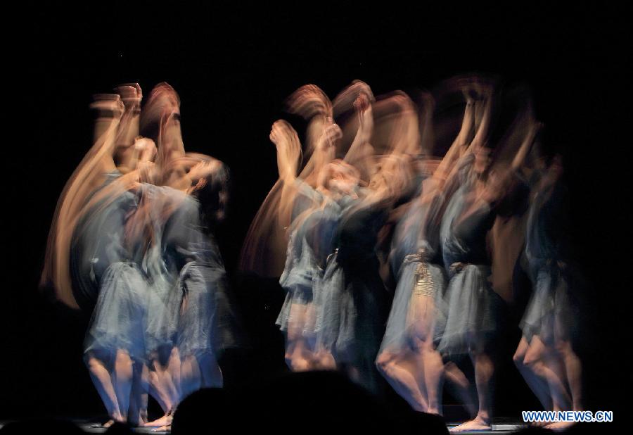 Actors perform a Tibetan-style dance drama in Shantou City, south China's Guangdong Province, March 30, 2013. (Xinhua/Ma Ka)