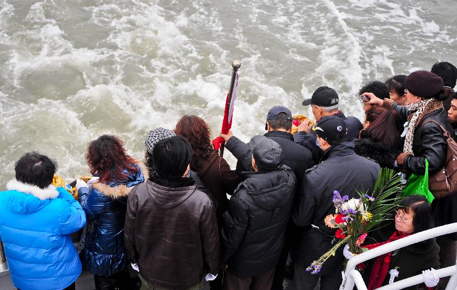 Citizens scatter the ashes of their deceased relatives in the sea at a sea burial in Tianjin, north China, March 31, 2013, ahead of the Qingming Festival, or Tomb Sweeping Day, which falls on April 4 this year. (Xinhua/Zhang Chaoqun)