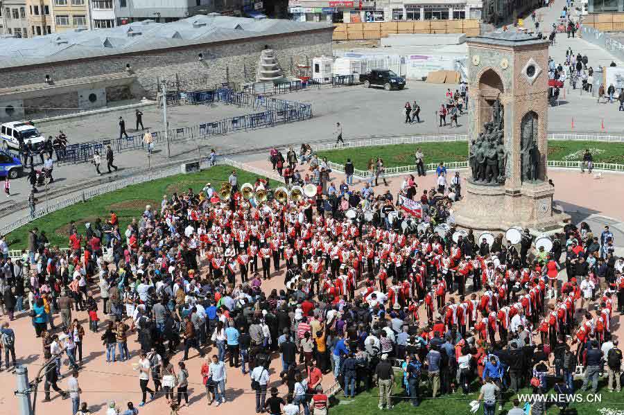 The Shaker Heights High School Band performs at Taksim square in Istanbul, Turkey, March 31, 2013. The band, having 201 student players, has started a nine-day tour from March 27, stopping in six cities including Istanbul, Troy and Ephesus. (Xinhua/Lu Zhe) 