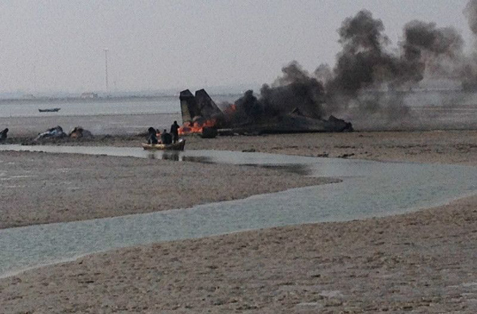 A Su-27 fighter jet of the People's Liberation Army Air Force crashes in a shoal in Rongcheng city, eastern China's Shandong province on Sunday afternoon, killing two pilots. (Source from Internet)