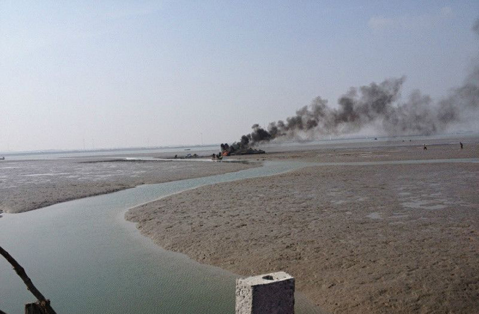 A Su-27 fighter jet of the People's Liberation Army Air Force crashes in a shoal in Rongcheng city, eastern China's Shandong province on Sunday afternoon, killing two pilots. (Source from Internet)