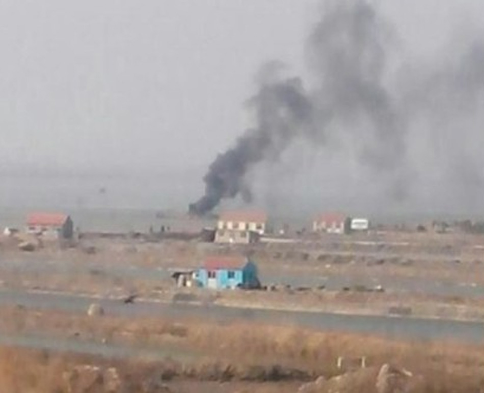 A Su-27 fighter jet of the People's Liberation Army Air Force crashes in a shoal in Rongcheng city, eastern China's Shandong province on Sunday afternoon, killing two pilots. (Source from Internet)