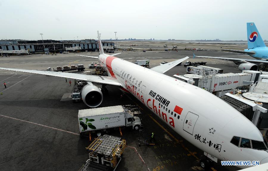 A Boeing 777-300ER flying from Beijing arrives at the John F. Kennedy International Airport in New York, March 31, 2013. Air China launched its second direct flight between Beijing and New York on Sunday, marking the company's biggest expansion in the U.S. There will be 11 flights plying between Beijing and New York each week and all of them are new Boeing 777-300ERs. (Xinhua/Wang Lei)