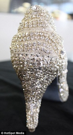 Auctioned in New Zealand for the equivalent of $418,450, the shoes required a full-scale security contingent to keep the 21.18 carats of diamonds safe. (Photo: www.chinanews.com)
