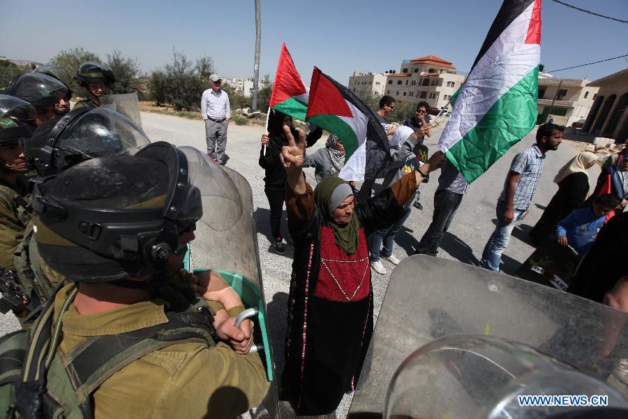 A female Palestinian protester attends a demonstration against Israel's controversial separation barrier in the West Bank village of Al-Maasarah, near Bethlehem, March 29, 2013.(Xinhua/Luay Sababa)