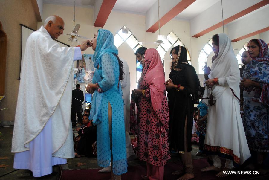 Pakistani Christians attend an Easter Mass at a church in northwest Pakistan's Peshawar on March 31, 2013. (Xinhua/Umar Qayyum)