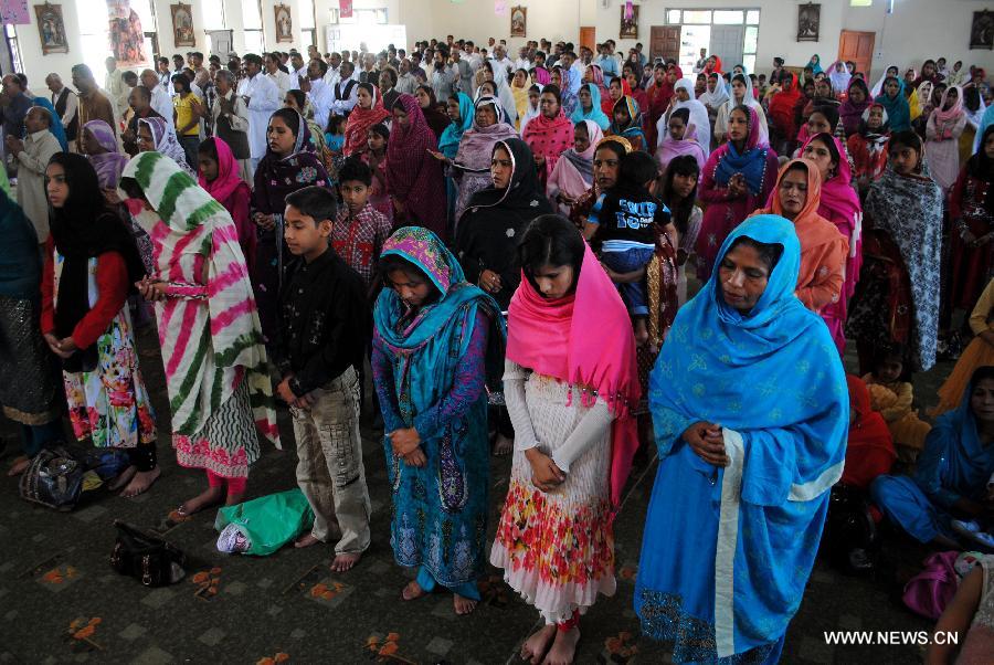 Pakistani Christians attend an Easter Mass at a church in northwest Pakistan's Peshawar on March 31, 2013. (Xinhua/Umar Qayyum) 