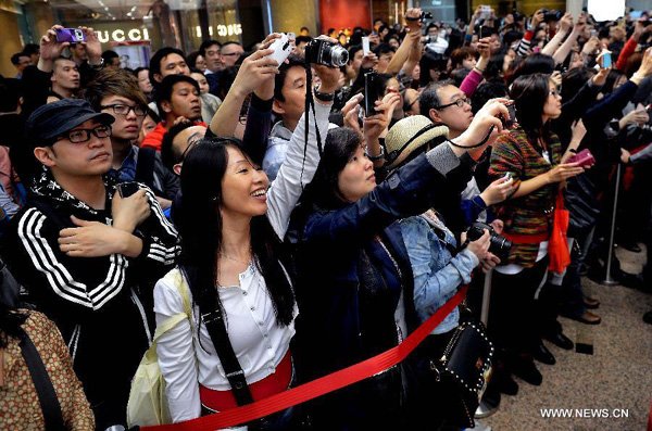 A five-metre-high sculpture of late Hong Kong singer Leslie Cheung is seen displayed at an exhibition for paying tribute to Cheung in Hong Kong, south China, March 30, 2013. The exhibition is held to mark the 10th anniversary of the death of Leslie Cheung, who leapt to his death from a hotel in Hong Kong on April 1, 2003. A total of 1,900,119 origami cranes, folded by fans around the world, are displayed inside a giant red cube, which broke the Guinness World Record as "the largest display of origami cranes". (Xinhua/Chen Xiaowei)