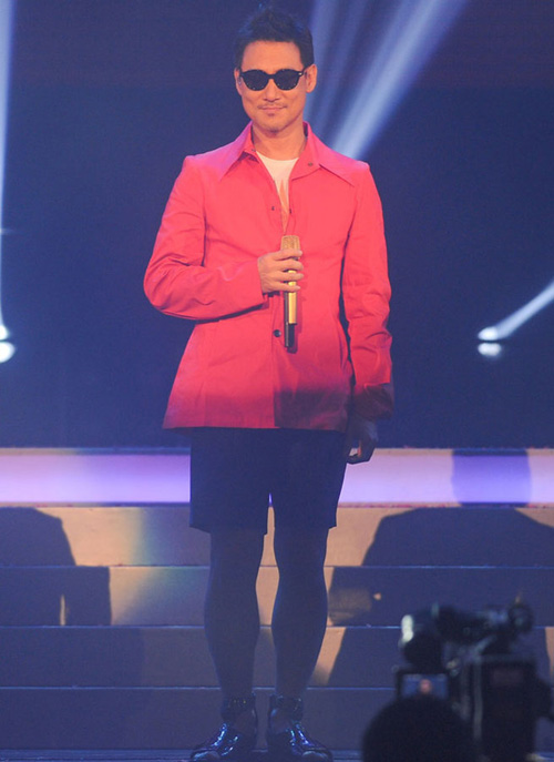 Jacky Cheung performs during a tribute show marking the 10th anniversary of Leslie Cheung's death at the Hong Kong Coliseum on Sunday, March 31, 2013. (CRI)