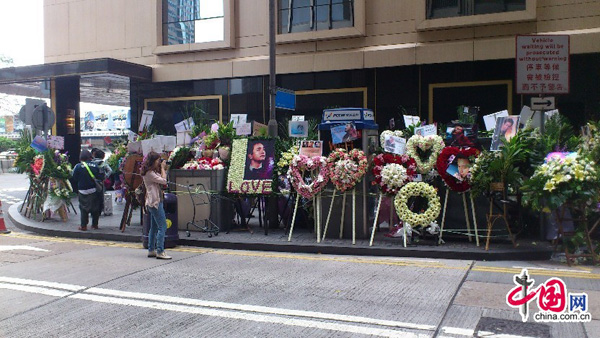 Fans pay tribute to the late Hong Kong canto-pop singer and movie idol Leslie Cheung outside the Mandarin Oriental Hotel in Hong Kong March 31, 2013, on the eve of the 10th anniversary of Cheung's death. (China.org.cn)