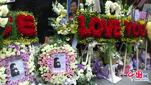 Fans pay tribute to the late Hong Kong canto-pop singer and movie idol Leslie Cheung outside the Mandarin Oriental Hotel in Hong Kong March 31, 2013, on the eve of the 10th anniversary of Cheung's death. (China.org.cn)