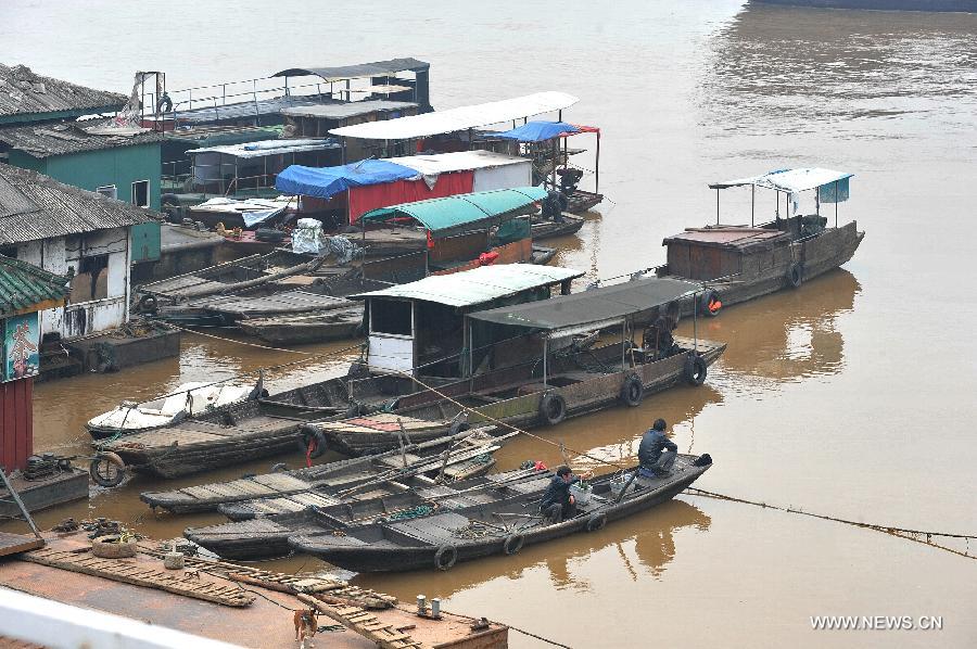 Fishing boats are anchored along the bank of the Xiangjiang River, in Changsha, capital of central China's Hunan Province, April 1, 2013. A three-month fishing ban on the main stream of the Xiangjiang River, linking Yongzhou City and Yueyang City of the province, began on the noon of April 1, in order to protect fishery resources and keep the bio-diversity of the river. (Xinhua/Long Hongtao)