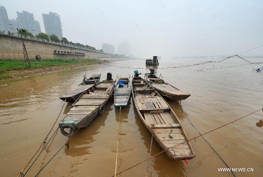 Fishing boats are anchored along the bank of the Xiangjiang River, in Changsha, capital of central China's Hunan Province, April 1, 2013. A three-month fishing ban on the main stream of the Xiangjiang River, linking Yongzhou City and Yueyang City of the province, began on the noon of April 1, in order to protect fishery resources and keep the bio-diversity of the river. (Xinhua/Long Hongtao)