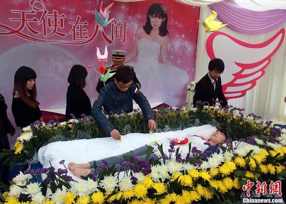 People pay tribute to Zeng Jia at her faux funeral, March 30, 2013. (Photo/CNS) 