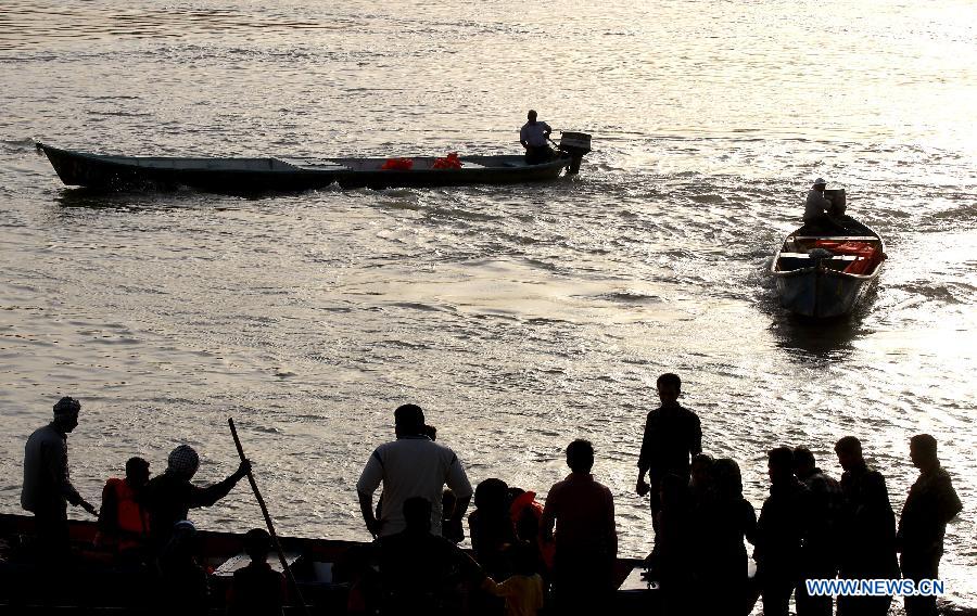 People are seen beside a river in Ahvaz, capital of Iran's southwestern province of Khuzestan, on March 31, 2013. Khuzestan is the major oil-producing region of Iran and accounts for almost 90 percent of Iran's oil production.(Xinhua/Ahmad Halabisaz)