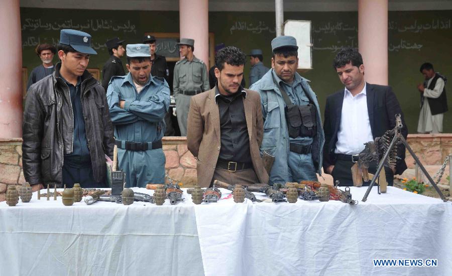 Afghan policemen display Taliban weapons seizing in an operation in Jawzjan Province, Afghanistan, on April 1, 2013. (Xinhua/Arui)