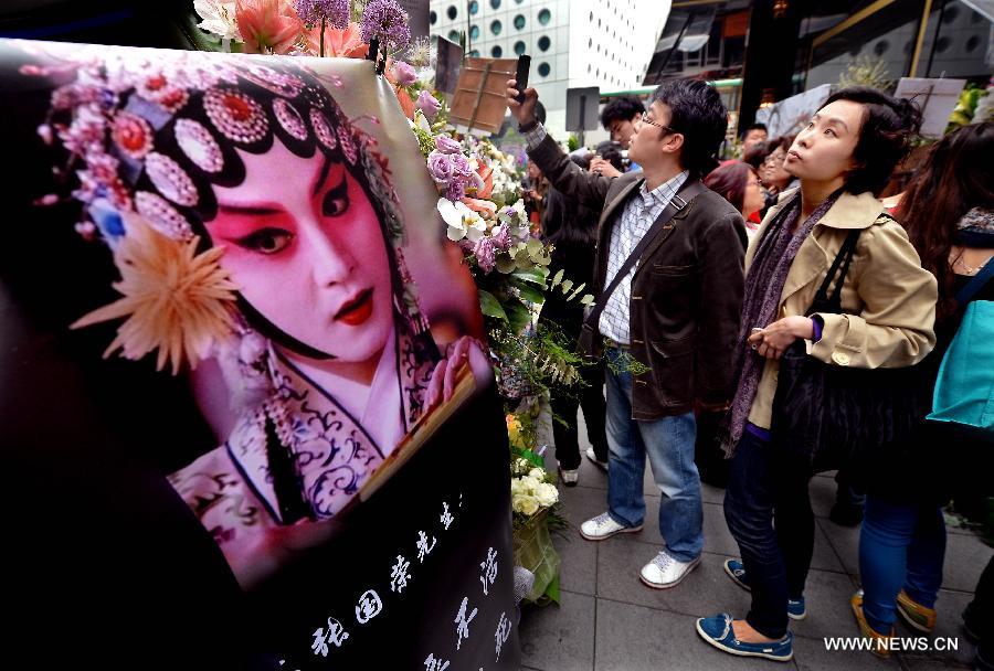 Fans of late Hong Kong singer and actor Leslie Cheung commemorate the 10th anniversary of his death outside the Mandarin Oriental Hotel in Hong Kong, south China, April 1, 2013. Leslie killed himself by leaping off a balcony on the 24th floor of the Mandarin Oriental Hotel on April 1, 2003. (Xinhua/Chen Xiaowei) 