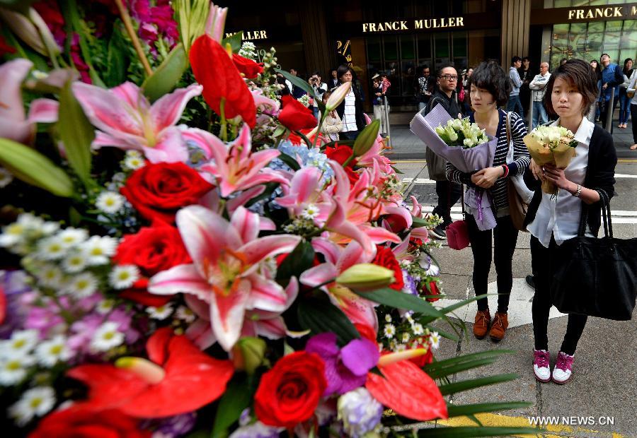 Two Japanese fans of late Hong Kong singer and actor Leslie Cheung commemorate the 10th anniversary of his death outside the Mandarin Oriental Hotel in Hong Kong, south China, April 1, 2013. Leslie killed himself by leaping off a balcony on the 24th floor of the Mandarin Oriental Hotel on April 1, 2003. (Xinhua/Chen Xiaowei) 