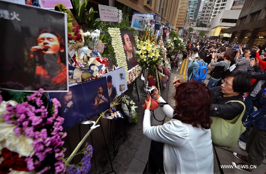 Fans of late Hong Kong singer and actor Leslie Cheung commemorate the 10th anniversary of his death outside the Mandarin Oriental Hotel in Hong Kong, south China, April 1, 2013. Leslie killed himself by leaping off a balcony on the 24th floor of the Mandarin Oriental Hotel on April 1, 2003. (Xinhua/Chen Xiaowei) 